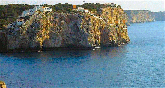 La espectacular cova de en Xoroi combertida en discoteca, es una vista obligada, cueva natural de grandes dimensiones se accede por unas escaleras junto al acantilado de Calan Porter Alaior Menorca