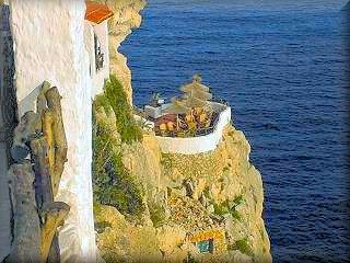 La coba d`en Xoroy es la discoteca mas especial de Europa, con unas vistas desde los balcones al Mar de dia o de noche viiita la cova den Xoroy impone, recoge el alma