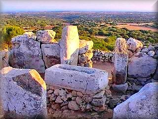El Mas grande de los poblados prehistoricos de Menorca, con un extraordinario estado de cosnservacion y muy serca de la carretera de Son Bou entrada a cala Llucalari