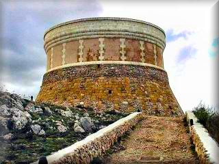 La torre de fornells, la mas grande de todas las torres de defensa de la costa menorquina, hoy ya restaurada es museo y muestra las armas y enseres de las milicias que moraban en el Bunker