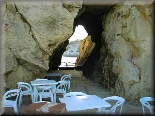 Fensterblick auf das Meer von der Höhle der Insel neben dem Restaurant in Cala Galdana