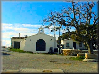 Die Kapelle von Sa Farola befindet sich hinter dem Leuchtturm am Eingang zum Hafen von Ciutadella, auf der anderen Seite des Castell de Sant Nicolau und auf dem Küstenweg nach Calan Blanes und Los Delfines.