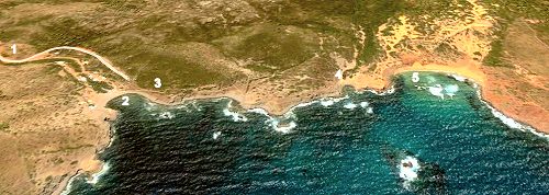 Die Bucht von Sa Bombarda, wie auf dem Foto zu sehen, ist ein Strand für
