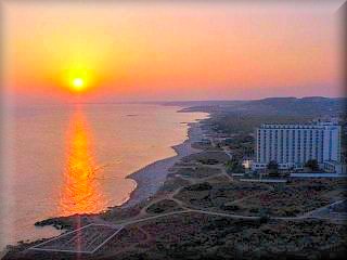 Son Bou, Blick auf den schönsten Sonnenuntergang der Insel Menorca, die zudem über einen Aussichtspunkt verfügt, der ein wunderbarer Ort zum Spazierengehen ist.
