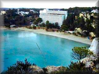 Cala Galdana dispone di un'eccellente offerta alberghiera, come l'Hotel Cala Galdana, l'hotel Audax, il Sol Elite Gavilanes e l'Aparthotel Floramar.