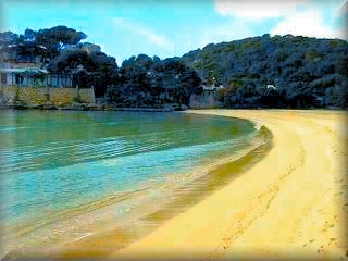 La spiaggia di Cala Galdana è davvero un sogno: bella, soffice, tranquilla, con bosco, e le barche entrano da dietro nel torrente di Cala Galdana; ha quasi tutto