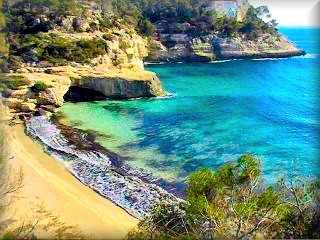 Cala Mitjana, nell'area di Cala Galdana e sulla strada per Cala Trebalúger, sono un gruppo di spiagge vergini da sogno, emblemi di Menorca.