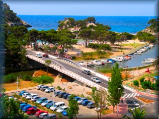Vista generale del ponte di Cala Galdana, la spiaggia e l'area di svago nautico del torrente di Cala Galdana